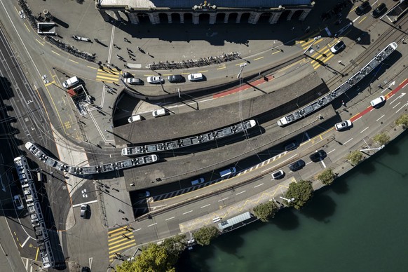Eine Luftaufnahme zeigt die Tramhaltestelle Bahnhofquai am Zuercher Hauptbahnhof, aufgenommen am Mittwoch, 3. September 2025 im Stadthaus in Zuerich. (KEYSTONE/Michael Buholzer)
