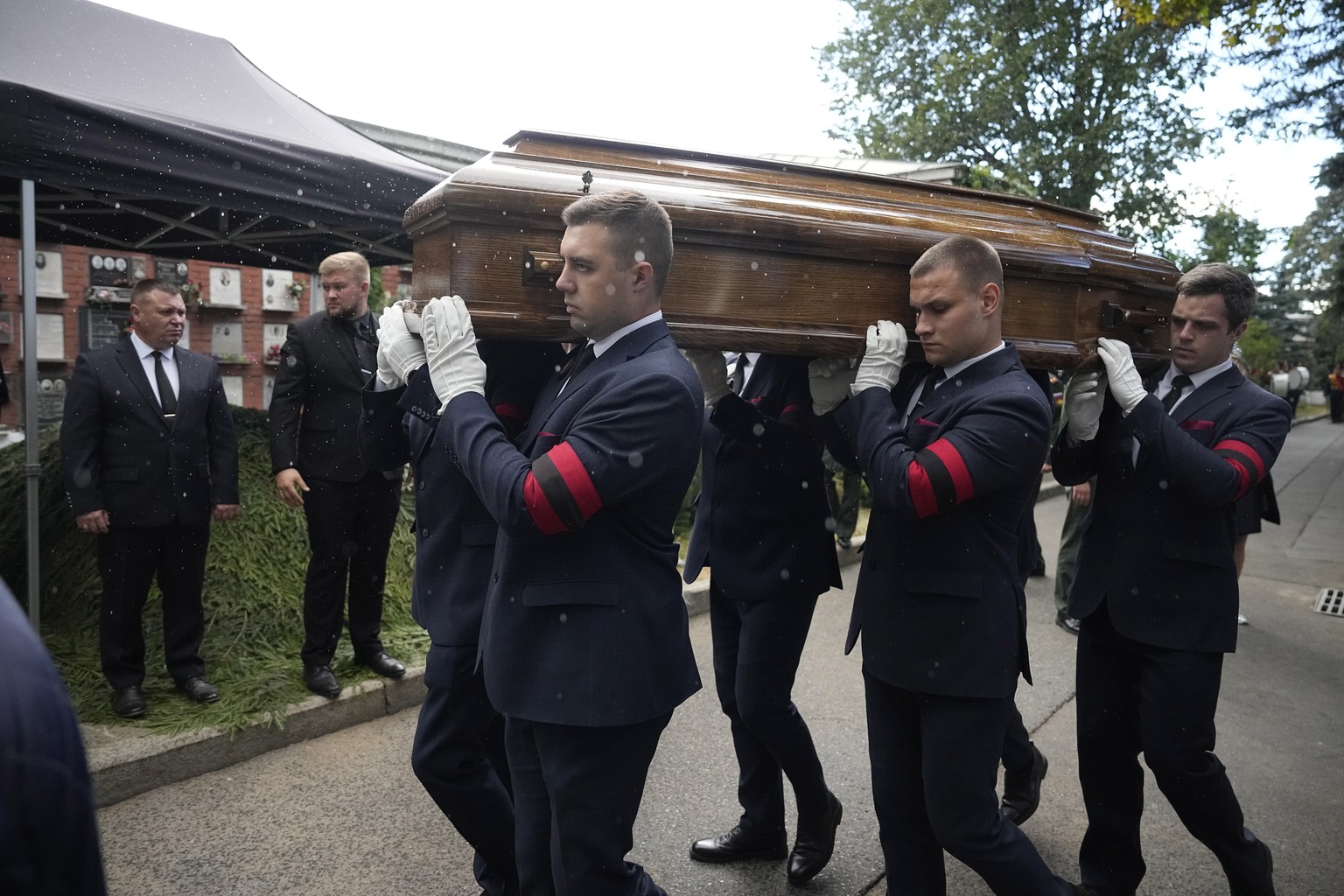 epa10157095 Pallbearers carry the coffin of former Soviet President Mikhail Gorbachev during his funeral at Novodevichy Cemetery in Moscow, Russia, 03 September 2022. Former Soviet leader Mikhail Gorb ...