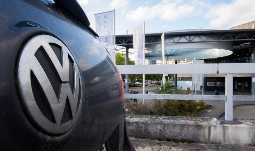 16.09.2021, Niedersachsen, Braunschweig: Ein Volkswagen parkt vor der Stadthalle Braunschweig. In der Stadthalle beginnt ein Strafprozess des Landgerichts Braunschweig gegen vier Angeklagte im VW-Abga ...