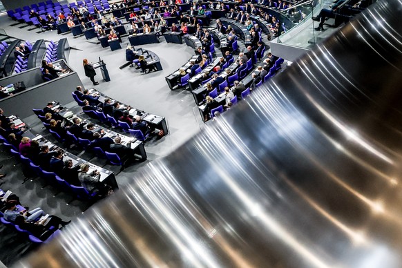 epa12571726 Members of Parliament (MPs) attend the 48th session of the German parliament, the Bundestag, in Berlin, Germany, 05 December 2025. The Bundestag is scheduled to vote on the government&#039 ...