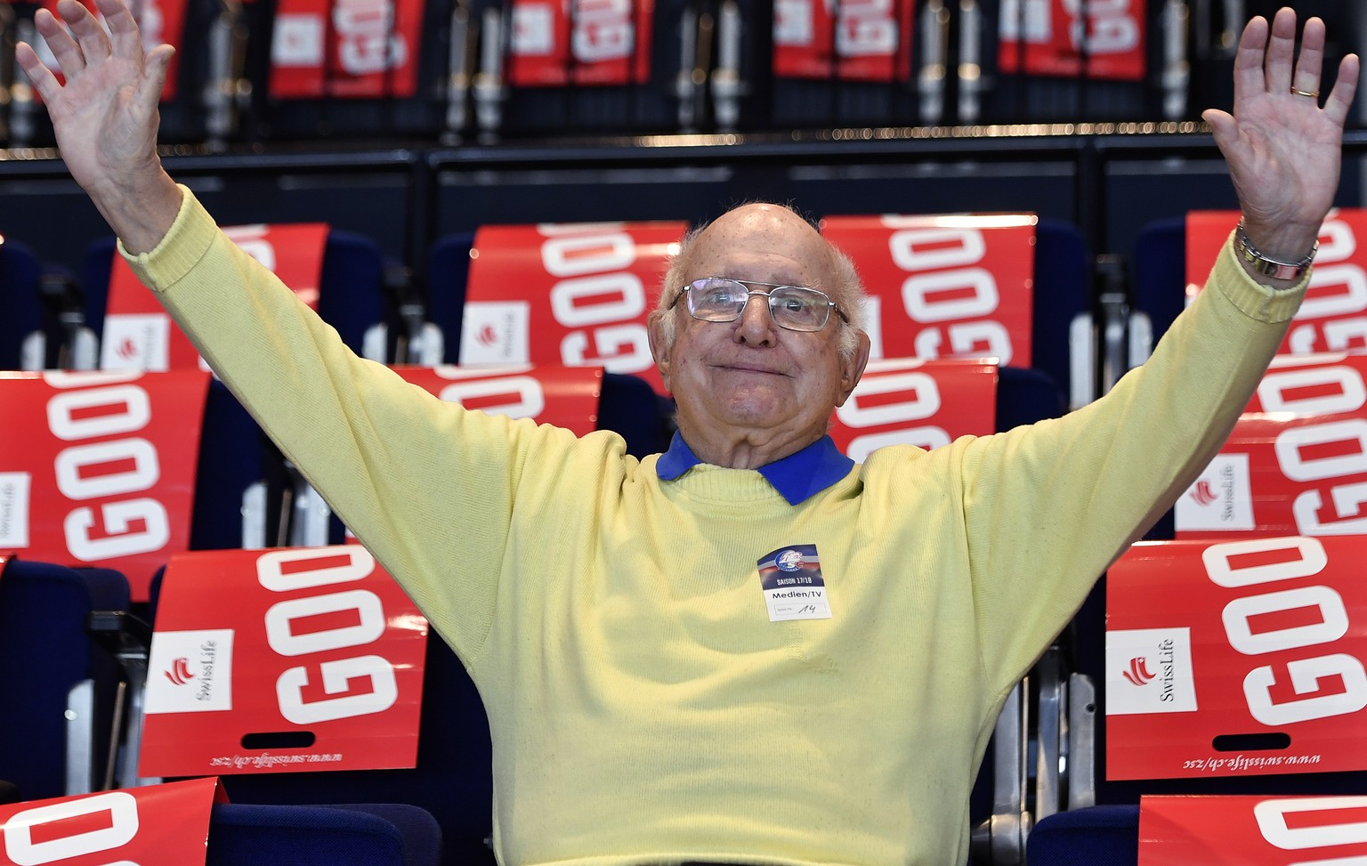 Radio-Legende Walter Scheibli winkt zum letzten Mal im Zuercher Hallenstadion am Sonntag, 3. Dezember 2017. Ab der Saison 1982/1983 berichtete Walter Scheibli für &quot;Radio 24&quot; live aus dem Hal ...