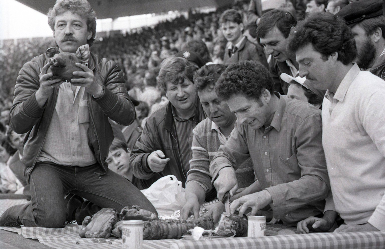 26.05.1984 VfB Stuttgart - Hamburger SV Deutschland, Stuttgart, 26.05.1984, Fussball, Bundesliga, Saison 1983/1984, VfB Stuttgart - Hamburger SV 0:1: Fans essen ein Spanferkel. *** 26 05 1984 VfB Stut ...