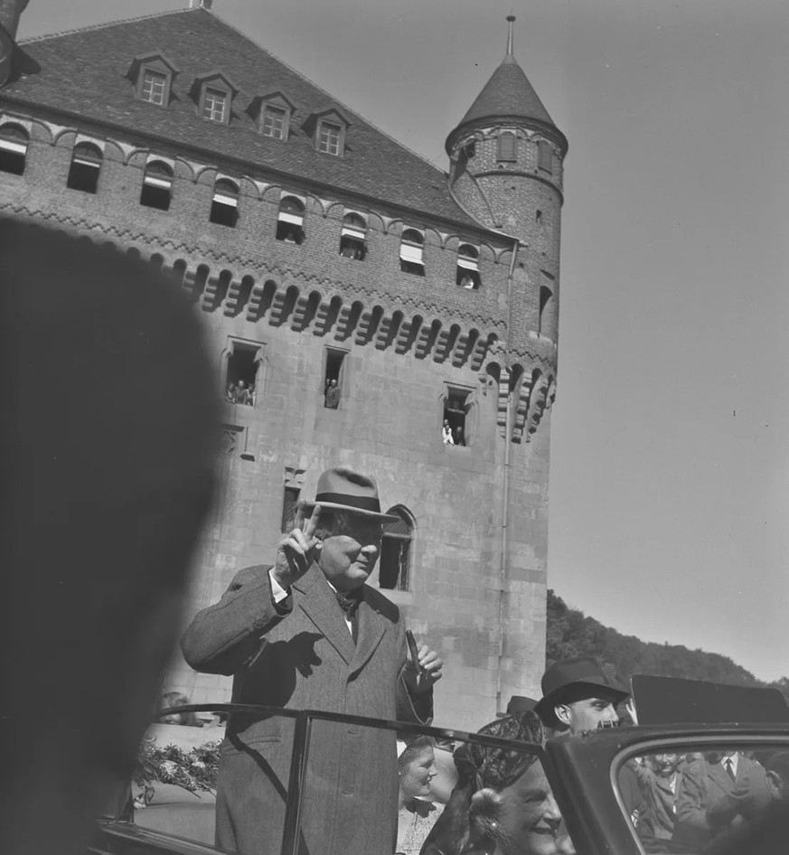 Auch bei seinem Schweizbesuch, hier in Lausanne, zeigte der Brite das berühmte Victoryzeichen. Erfunden hatte es jedoch nicht Winston Churchill selbst, sondern ein belgischer Politiker namens Victor d ...