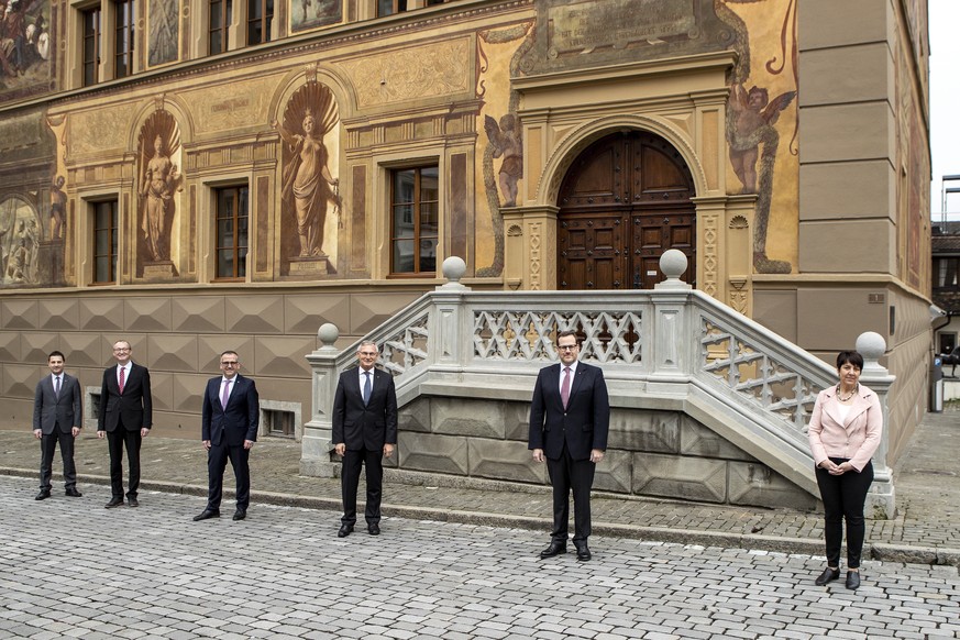 Der neu gewaehlte Schwyzer Regierungsrat mit Andre Rueegsegger, SVP, Herbert Huwiler, SVP, Michael Staehli, CVP, Andreas Barraud, SVP, Kaspar Michel, FDP, und Petra Steimen-Rickenbacher, FDP, von link ...