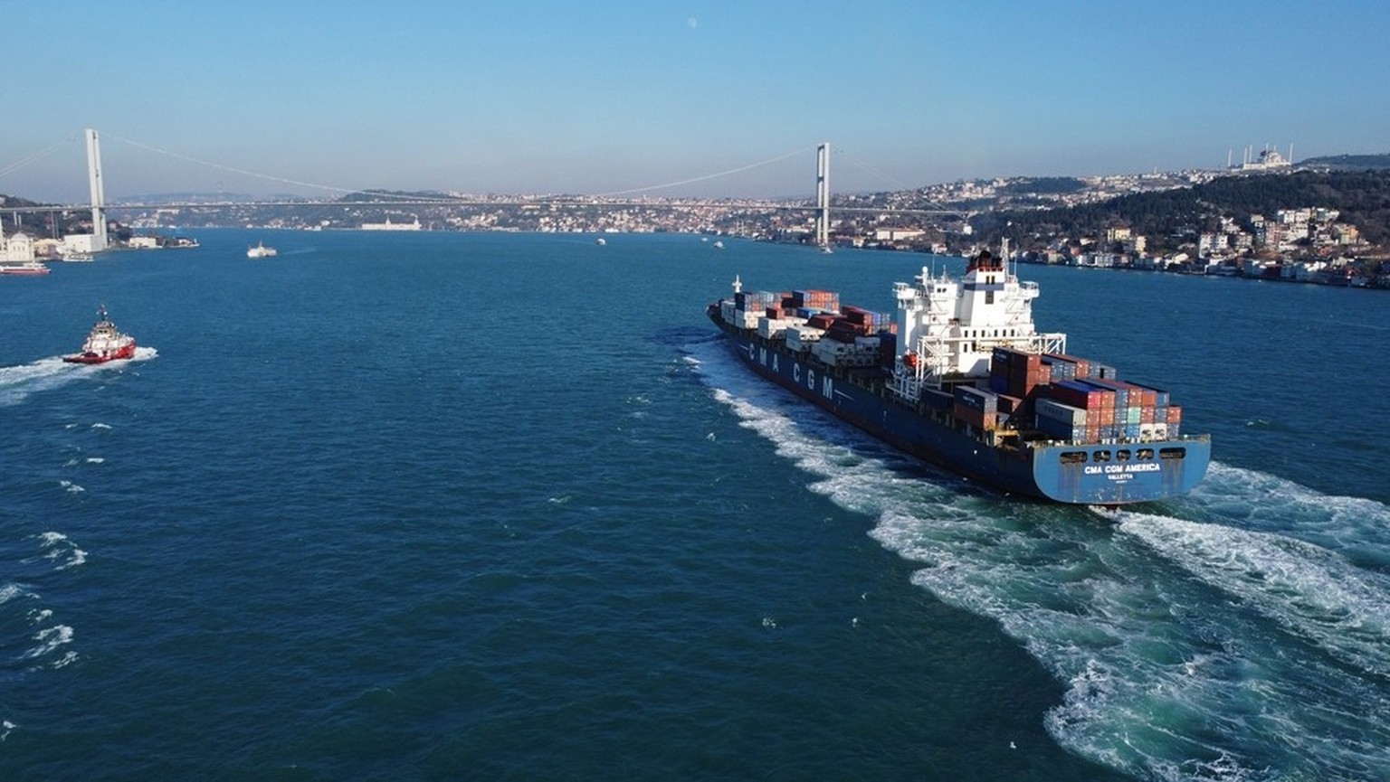 Containerschiff auf dem Bosporus bei Istanbul.