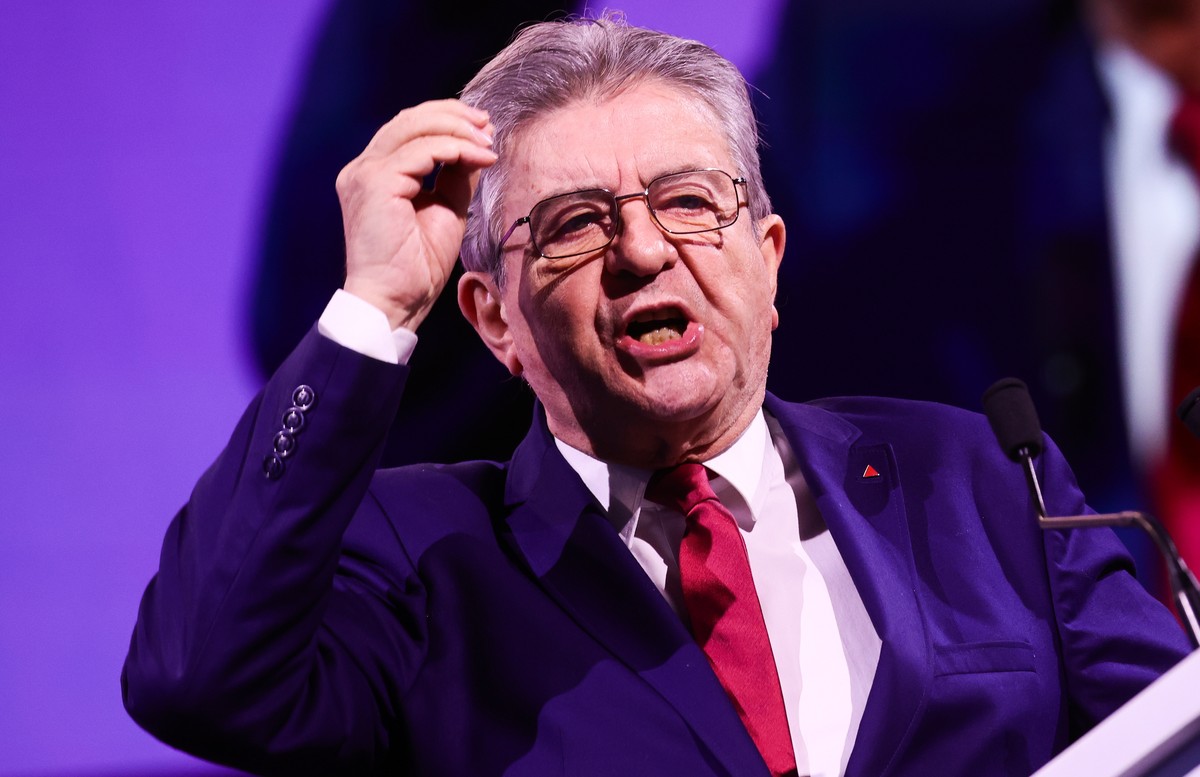 epa12544421 La France Insoumise (LFI) party leader Jean-Luc Melenchon gives a speech at the La France Insoumise convention for the 2026 municipal elections in Aubervilliers, a Paris suburb, France, 23 ...