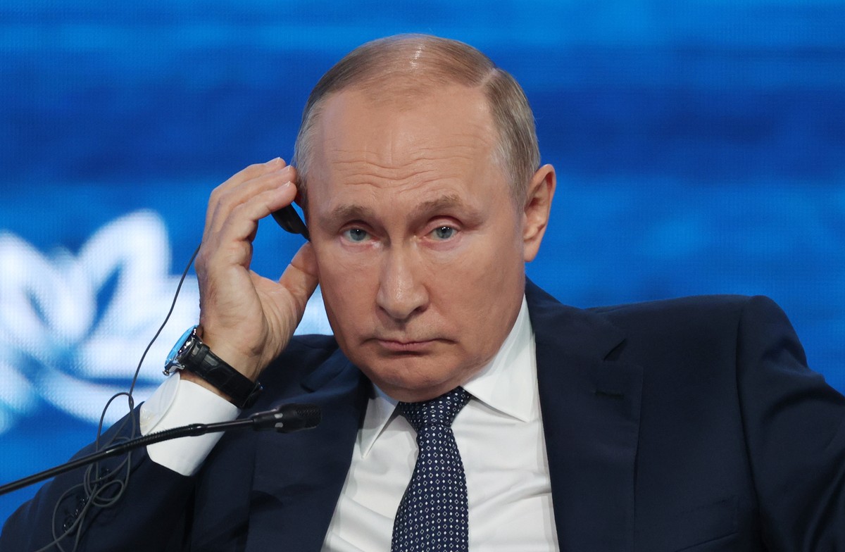 epa10166537 Russian President Vladimir Putin attends a plenary session of the 2022 Eastern Economic Forum (EEF) in Vladivostok, Russia, 07 September 2022. EPA/SERGEI BOBELYV/SPUTNIK/KREMLIN POOL MANDA ...