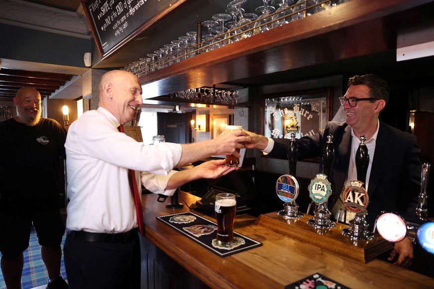 Premierminister Andy Burnham und Schatzkanzler John Healey in einem Londoner Pub.