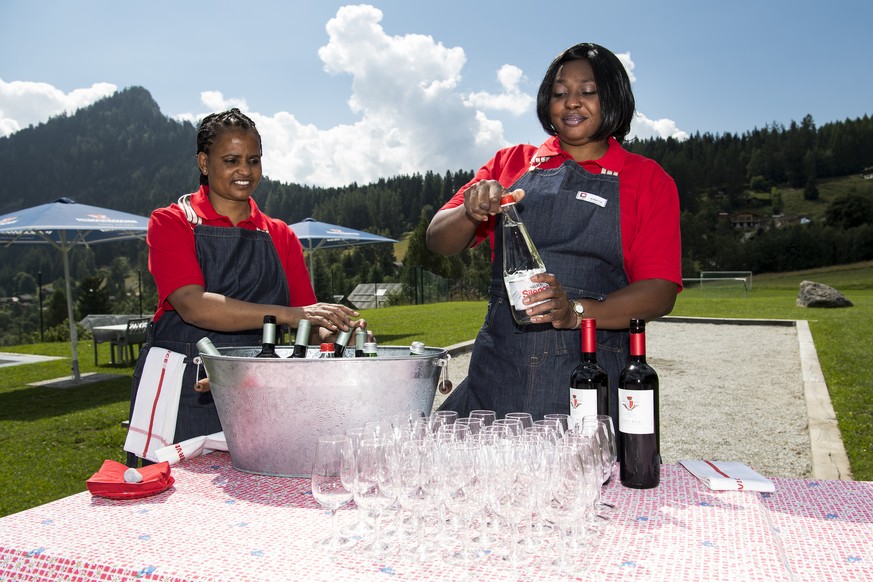 Deux requerantes d&#039;asile servent des boissons lors d&#039;une conference de presse avant la reouverture du restaurant &quot;Le temps de vivre&quot; ce mardi 26 juillet 2016 aux Mayens-de-Chamoson ...