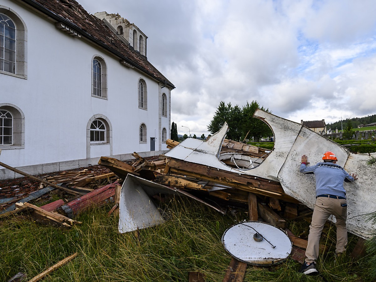 Le temple des Eplatures a perdu son toit lors du passage de la tempête de lundi sur la ville de La Chaux-de-Fonds (NE).