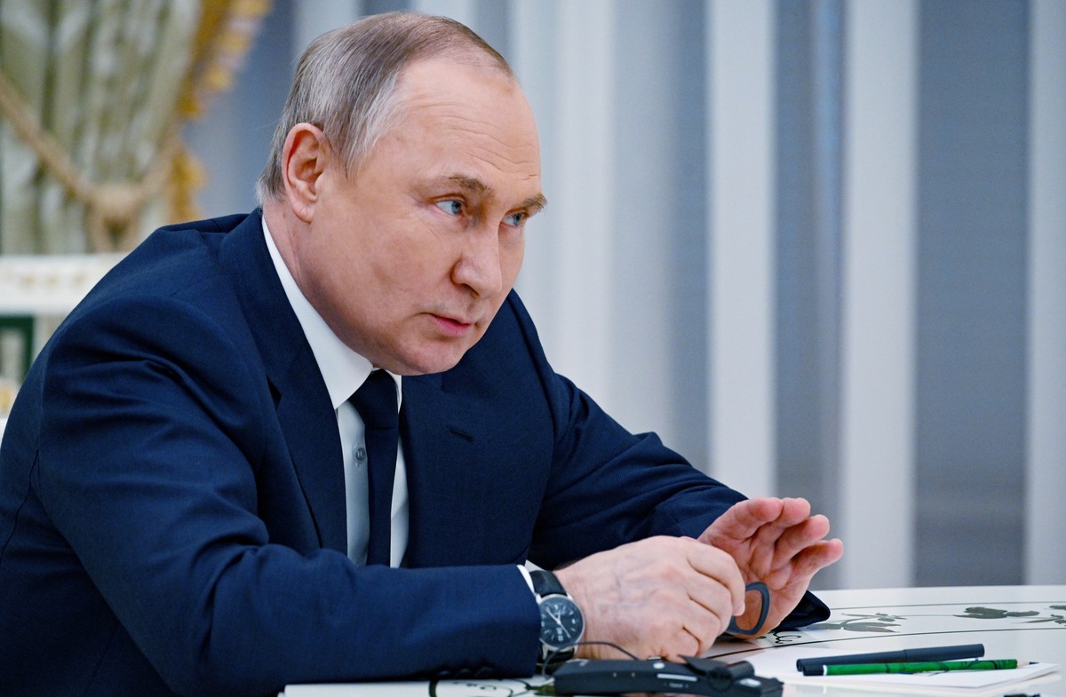 Russian President Vladimir Putin speaks to U.N. Secretary-General Antonio Guterres during their meeting in the Kremlin, in Moscow, Russia, Tuesday, April 26, 2022. (Vladimir Astapkovich, Sputnik, Krem ...