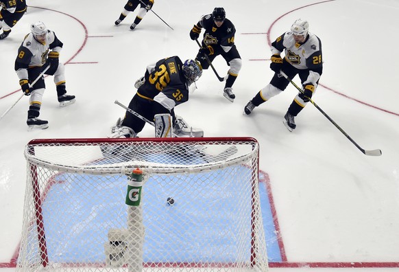 Pacific-Division-Captain und MVP John Scott (28) lässt Goalie Pekka Rinne keine Chance.