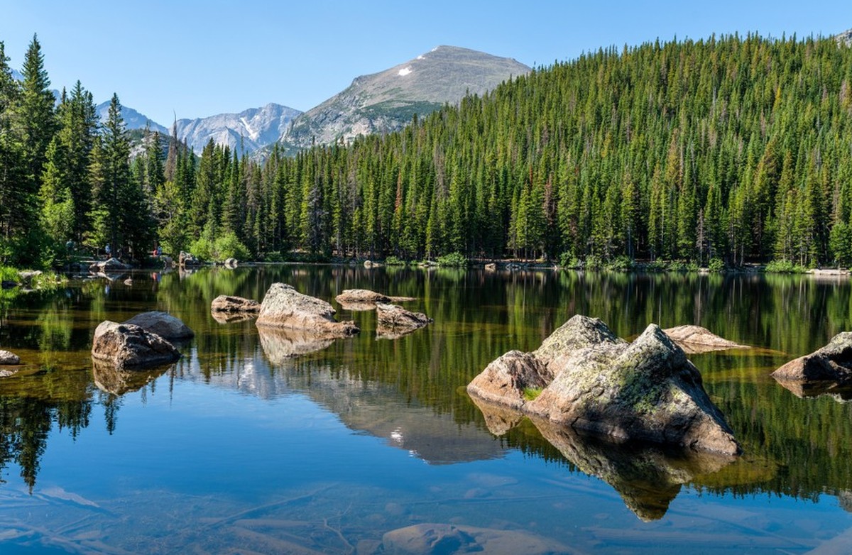 Une vue ensoleillée matinale d'été sur une section rocheuse de Bear Lake, Rocky Mountain National Park, Colorado, Etats-Unis.