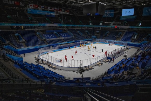 epa09719369 China&#039;s ice hockey national team players attend a training session before the 2022 Winter Olympics, at the National Indoor Stadium, in Beijing, China, 31 January 2022. The Beijing 202 ...