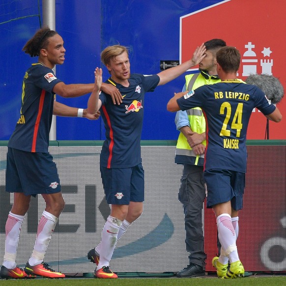 epa05544495 Leipzig&#039;s Yussuf Poulsen (L-R) Emils Forsberg und Dominik Kaiser celebrate their 0-1 goal during the German Bundesliga soccer match between Hamburger SV and RB Leipzig in the Volkspar ...