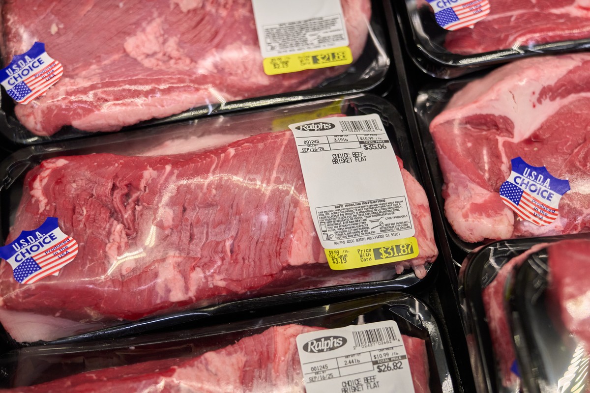 epa12372162 Meat is displayed for sale at a grocery store in Los Angeles, California, 12 September 2025. Meat prices, especially beef, remains elevated, ground beef is 12.8 percent higher than in Augu ...