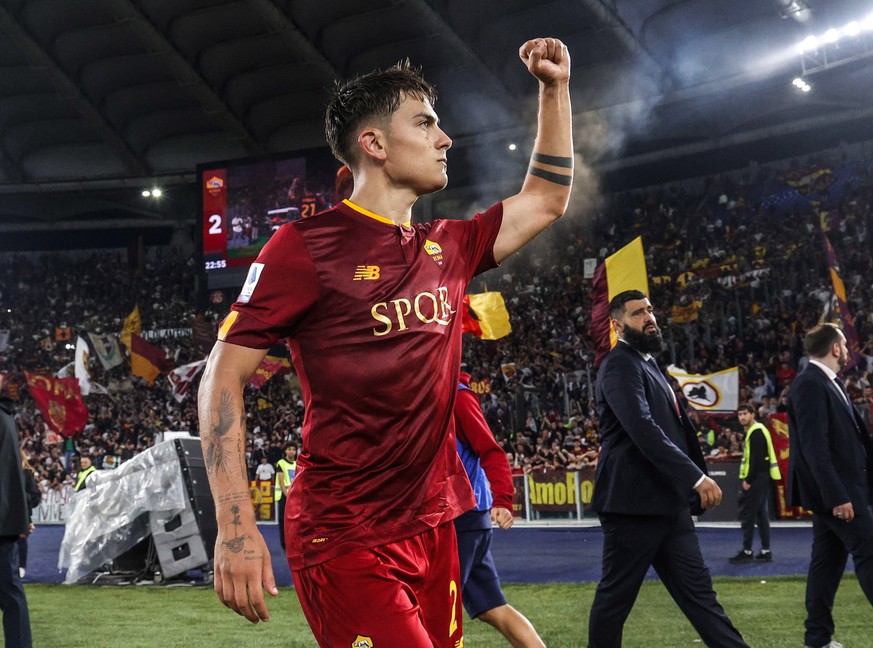 epa10673660 Roma���s Paulo Dybala celebrates converting a penalty to score the 2-1 final goal during the Italian Serie A soccer match between AS Roma vs ASC Spezia in Rome, Italy, 04 June 2023. EPA/GI ...