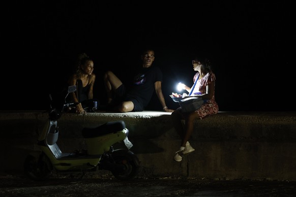 KEYPIX - epa13146705 People talk during a power outage in Havana, Cuba, 01 August 2026. Approximately 4.5 million Cubans, nearly half of the country's population, were left without electricity du ...