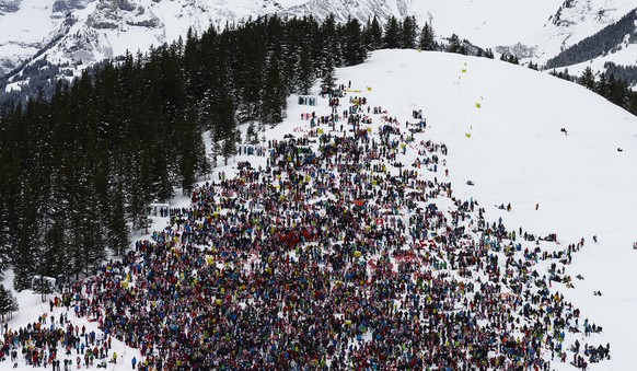 Nicht nur im Zielraum sondern auch neben der Piste finden sich Scharen von Fans ein.