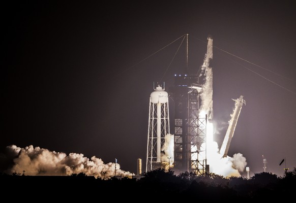 epaselect epa12043969 NASA&#039;s SpaceX CRS-32 mission in a SpaceX Dragon spacecraft on a Falcon 9 rocket lifts off from Launch Complex 39A at Kennedy Space Center in Florida, USA, 21 April 2025. Acc ...