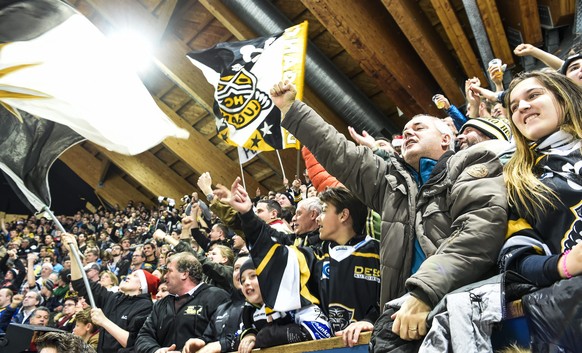 epa05081268 Fans of Lugano cheer after their team scored 3-3 during the game between Switzerland&#039;s HC Lugano and Germany&#039;s Adler Mannheim, at the 89th Spengler Cup ice hockey tournament in D ...
