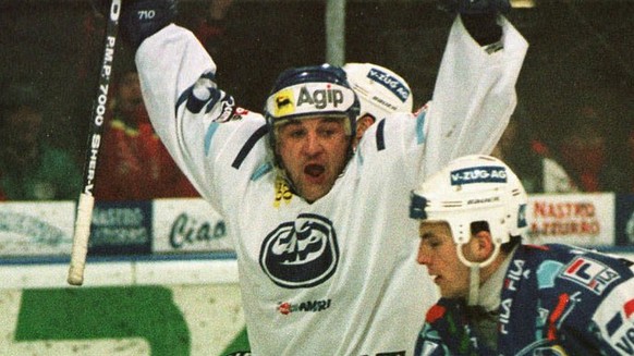 Ambri-Stuermer John Fritsche (Mitte) bejubelt sein Tor zum 2:0, waehrend die Zuger Ronald Rueeger (links) und Wes Walz (rechts) im zweiten Playoff-Halbfinal zwischen Ambri-Piotta und dem EV Zug am Die ...