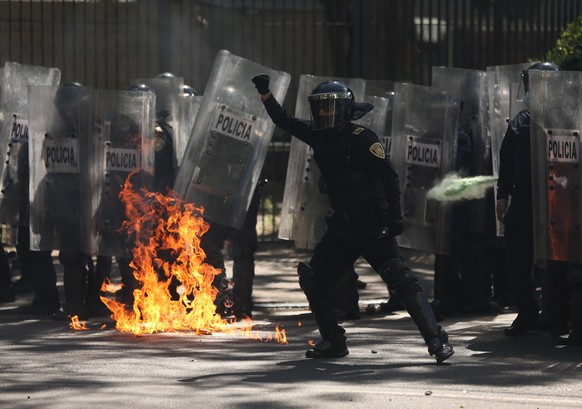 epa08467880 Police clash with demonstrators during a protest at the surroundings of the United States Embassy in Mexico City, Mexico, 05 June 2020. Dozens of protesters vandalized the US Embassy and t ...