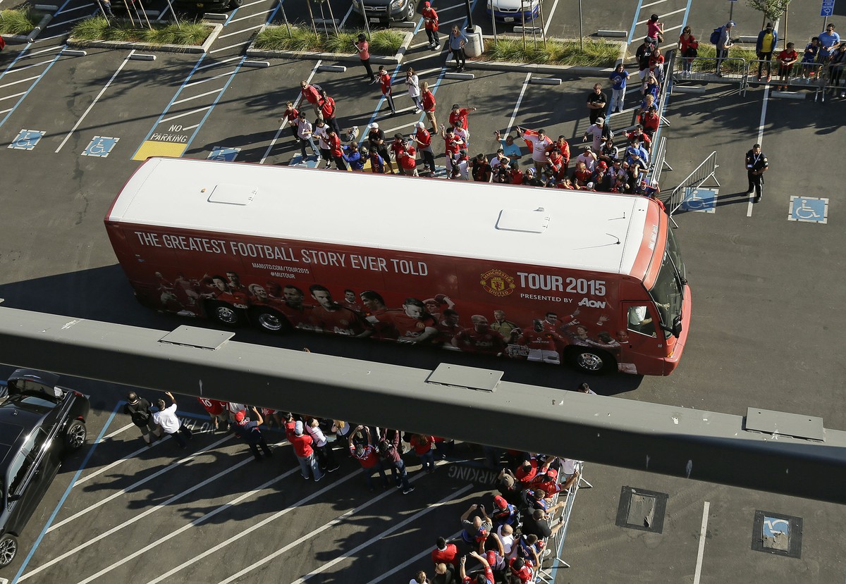 Supporters of Manchester United cheer the arrival of the team's bus before an International Champions Cup soccer match between Manchester United and the San Jose Earthquakes on Tuesday, July 21,  ...