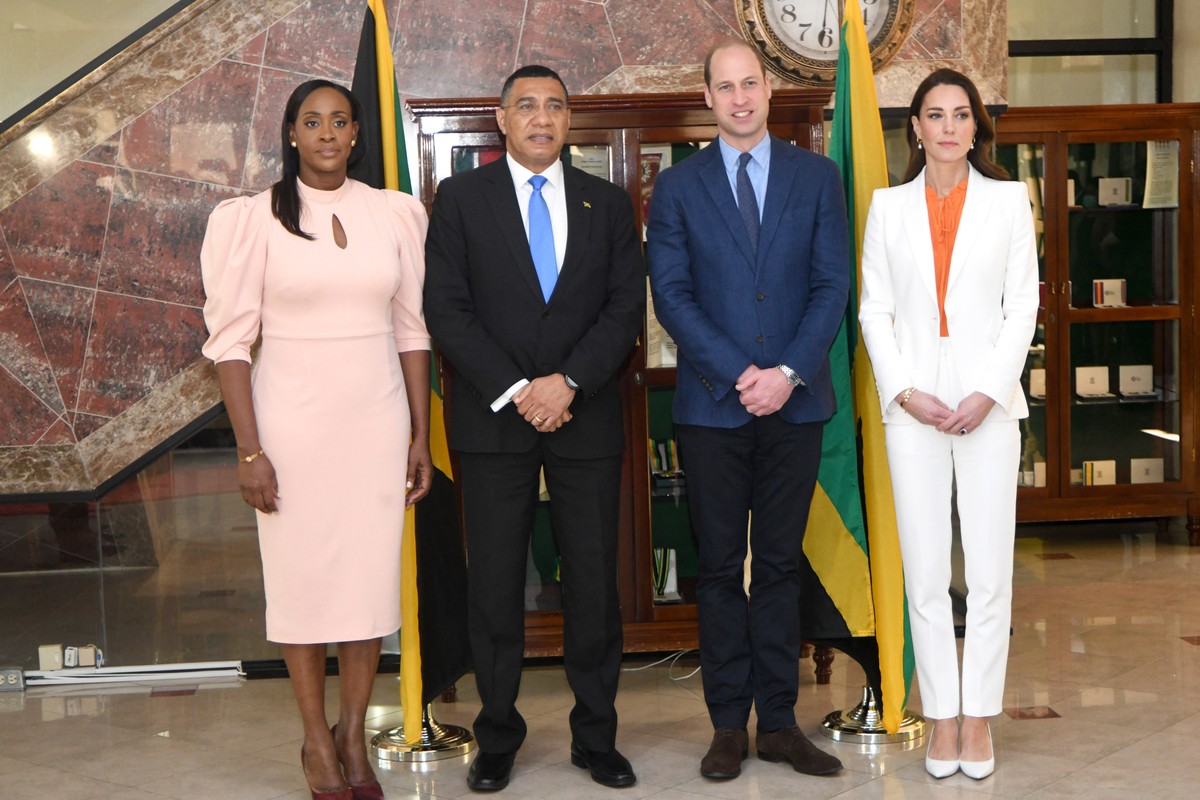 epa09844999 Britain's Prince William, The Duke of Cambridge (2R) and Catherine, the Duchess of Cambridge (R) pose with Jamaican Prime Minister Andrew Holness (2-L) and his wife Juliet (L) during  ...