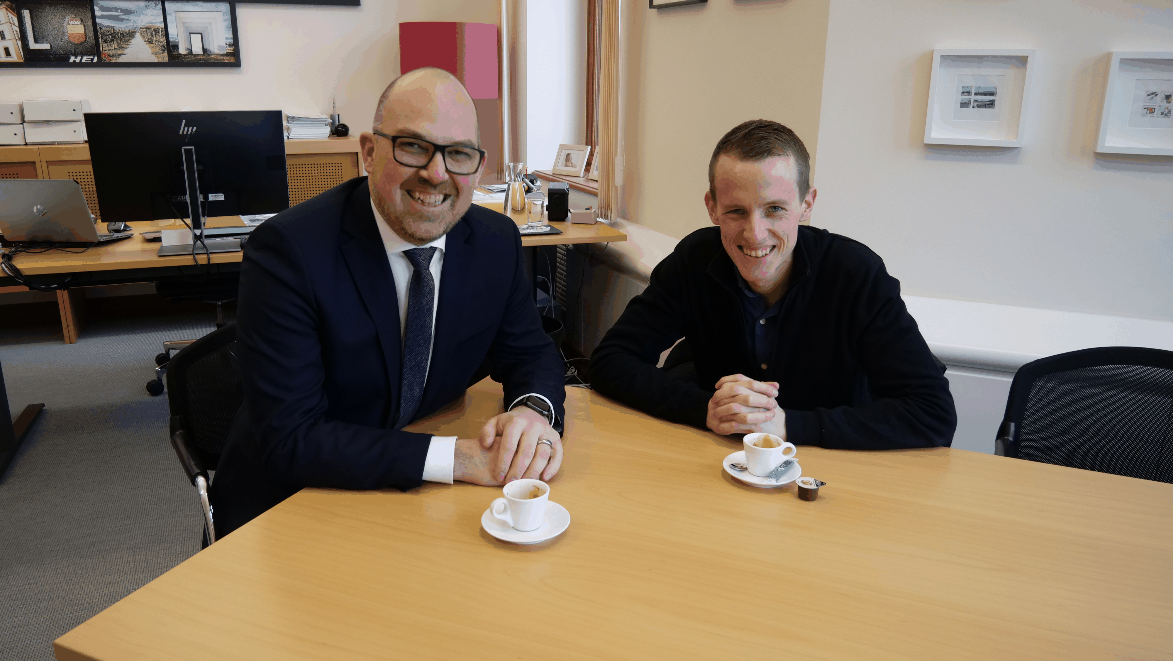 Die gute Laune ist nicht gestellt: Dr. Daniel Risch empfängt uns in seinem Büro.