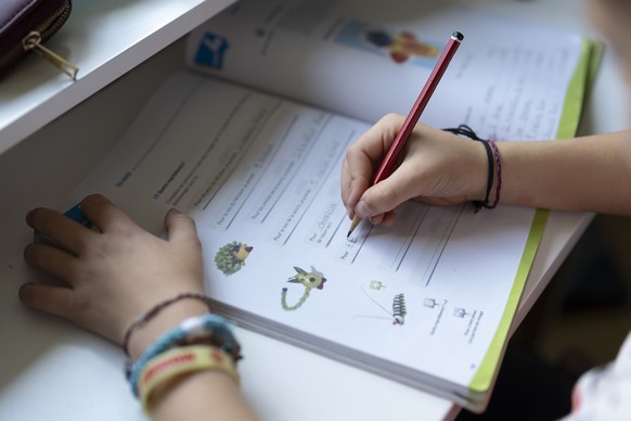 Ein Kind macht zu Hause seine Franzoesischhausaufgaben, fotografiert am Mittwoch, 10. September 2025 in Zuerich. (KEYSTONE/Gaetan Bally)