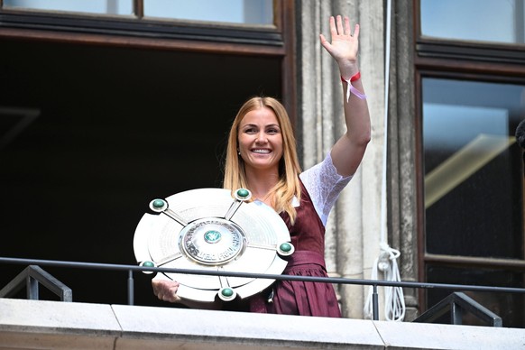 Glodis Perla VIGGOSDOTTIR FCB feiert auf dem Rathausbalkon mit Schale,Meisterschale. Fussball Bundesliga der Frauen und der Maenner Doppelfeier FC Bayern Muenchen,Meisterfeier auf dem Rathausbalkon au ...
