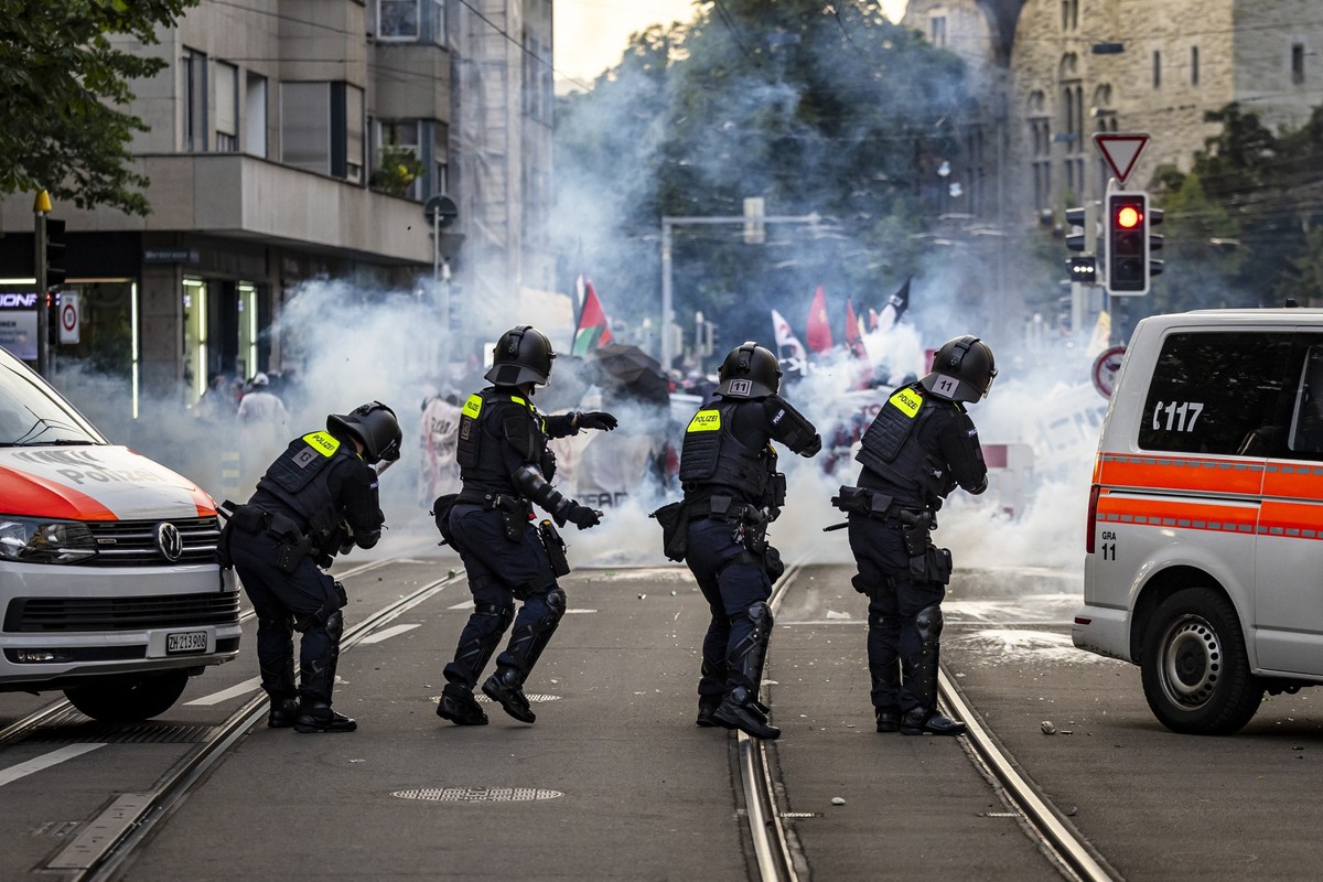 Police officers in riot gear try to stop a rally against the war in Gaza with rubber bullets, tear gas and water cannon at Zurich Stauffacher, on Thursday, June 12, 2025 in Zurich, Switzerland. (KEYST ...