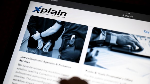 Une personne regarde le site internet de la societe Xplain, leader dans la creation de solutions logicielles dans le secteur &quot;Homeland Security&quot; ce dimanche 2 juillet 2023 a Daillens. Des in ...
