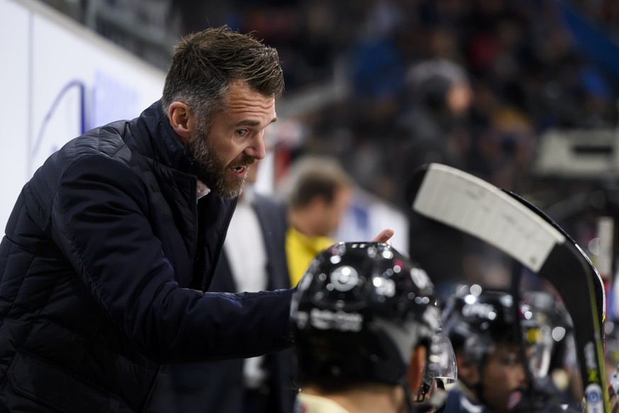 Ersatz-Cheftrainer und Sportdirektor Christian Dube, spricht beim Eishockey Meisterschaftsspiel der National League A zwischen den HC Fribourg Gotteron und dem SC Rapperswil-Jona Lakers, am Samstag, 5 ...