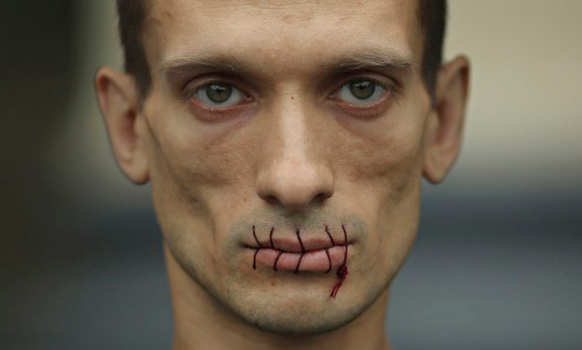 Kein schöner Anblick:&nbsp;Pavlenskys zugenähter Mund.