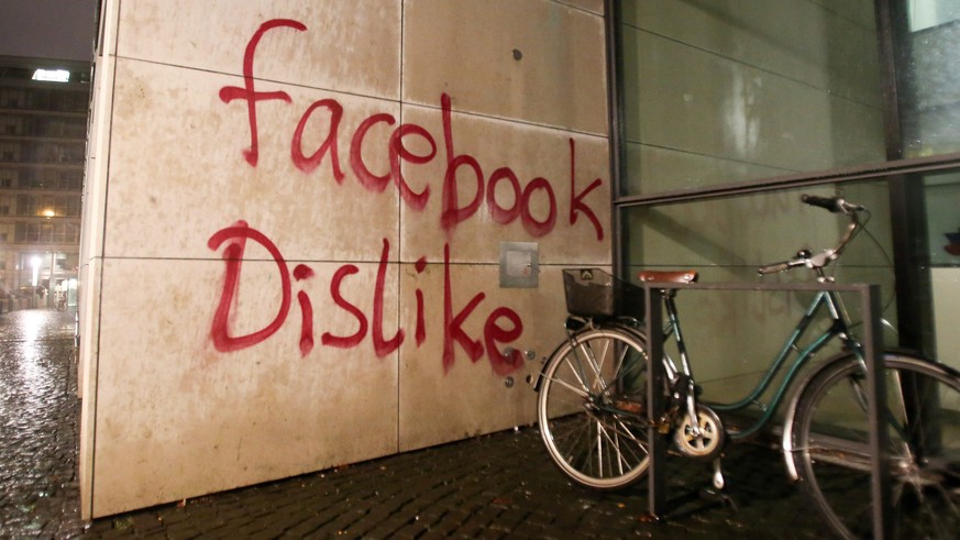 epa05067200 Unknown assailants deface the facade of a building housing the offices of Facebook Germany in Hamburg City, Hamburg, Germany, late 12 December 2015. The perpetrators had thrown paint bombs ...