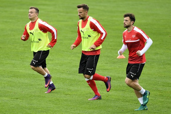 Xherdan Shaqiri, links, Haris Seferovic, Mitte, und Admir Mehmedi, rechts, beim Training mit der Schweizer Fussball Nationalmannschaft in Freienbach (SZ) am Mittwoch, 5. Oktober 2016. (KEYSTONE/Walter ...