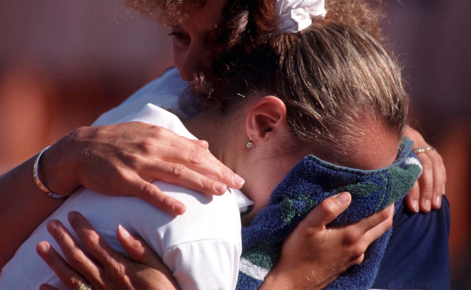 PARIS, FRANCE - JUNE 05: FRENCH OPEN 1999 Finale Frauen Paris; Martina HINGIS wird von ihrer Mutter und Trainerin Melanie MOLITOR nach der Niederlage; gegen Steffi Graf/GER getroestet. (Photo by Henri ...