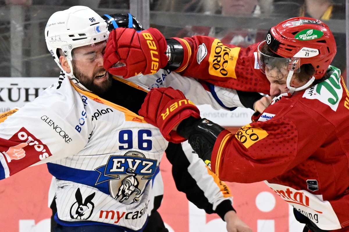 Tigers Bastian Guggenheim, rechts, im Faustkampf gegen Zugs Andreas Eder, links, beim Eishockey-Qualifikationsspiel der National League zwischen den SCL Tigers und dem EV Zug, am Sonntag, 25. Februar  ...