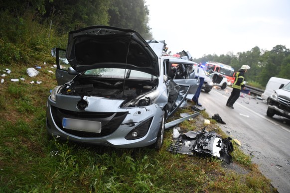 Auf der Autobahn nahe Heilbronn hat sich ein schwerer Unfall ereignet. Rettungskraefte der Feuerwehr sind an der Unfallstelle auf der A81 zwischen Ahorn und Boxberg bei einem Unfallwagen. (KEYSTONE/DP ...