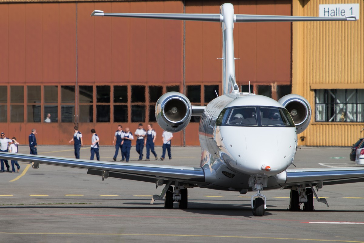 Stans, 11.05.15, Das neue Flugzeug der Pilatus Flugzeugwerke, Erstflug Business-Jet Pilatus PC-24. Im Bild bereiten sich die Piloten auf den Erstflug vor. Im Hintergrund stroemen die ersten Angestelle ...