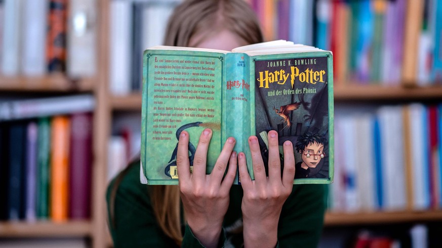 19. Juli 2020: Dresden Sachsen, Literatur: Ein Maedchen liest das Buch Harry Potter und der Orden des Phoenix von Joanne K. Rowling. *** 19 July 2020 Dresden Saxony , Literature A girl reads the book  ...