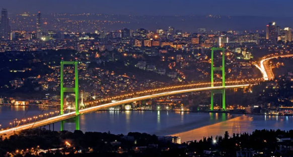 Die Bosporus-Brücke in Istanbul bei Nacht.