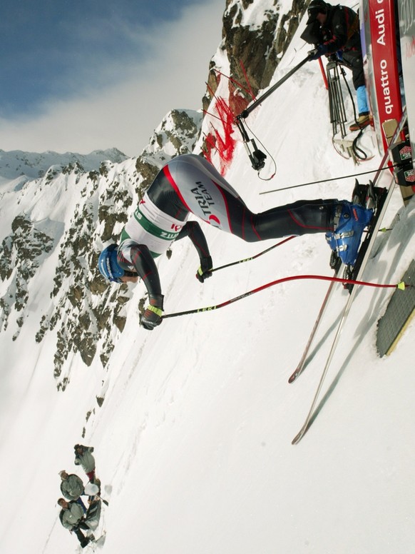 Austrian Michael Walchhofer leaps down the Corviglia course during the men&#039;s downhill at the Alpine Ski World Championships in St. Moritz, Switzerland, Saturday, February 8, 2003. (KEYSTONE/Reute ...