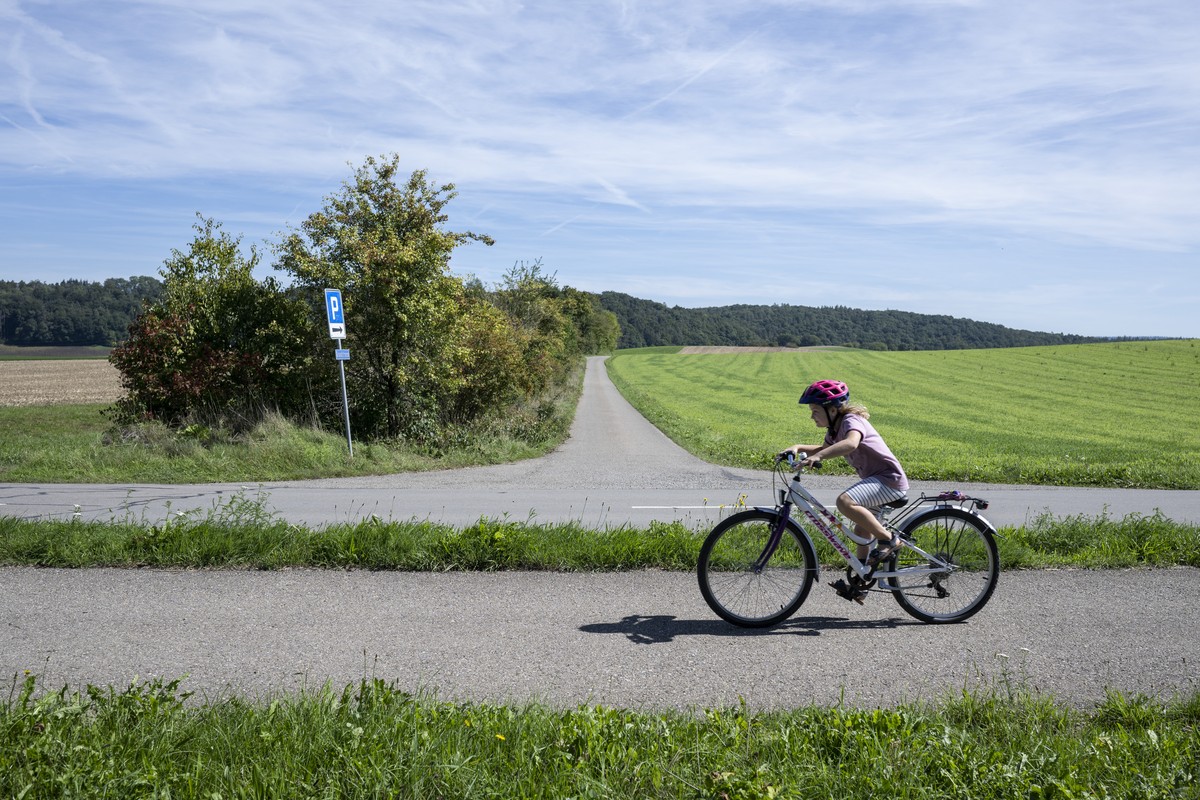 Ein Maedchen faehrt auf dem Rad durch die Region in der das Atomendlager in der vorgesehenen Standortregion Noerdlich Laegern in Stadel ZH am Montag, 12. September 2022. Die Nagra (Nationale Genossens ...