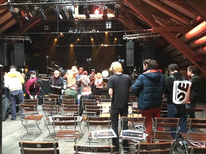 «Verrückt, dieses Medienzeug», sagen Reitschul-Besucher, die an der Pressekonferenz teilnehmen.