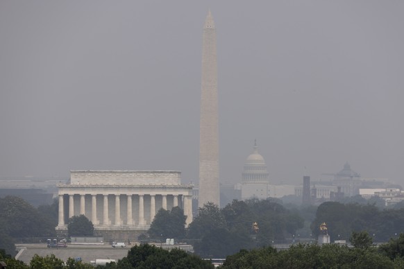epa10718169 A haze blankets the Lincoln Memorial, Washington Monument and U.S. Capitol Building in Washington, DC, USA, 29 June 2023. Washington DC has an active code red air quality alert, meaning th ...