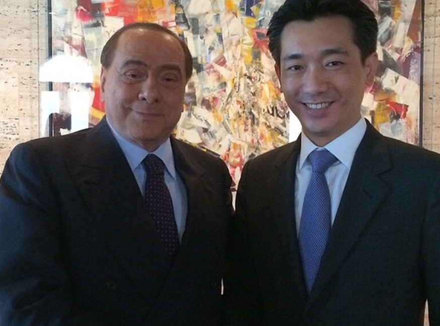 Milan-Präsident Silvio Berlusconi posiert mit Investor Bee Taechaubol.