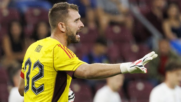 Servette&#039;s goalkeeper Jeremy Frick talks to his teammates, during the Super League soccer match of Swiss Championship between Servette FC and FC Zuerich, at the Stade de Geneve stadium, in Geneva ...